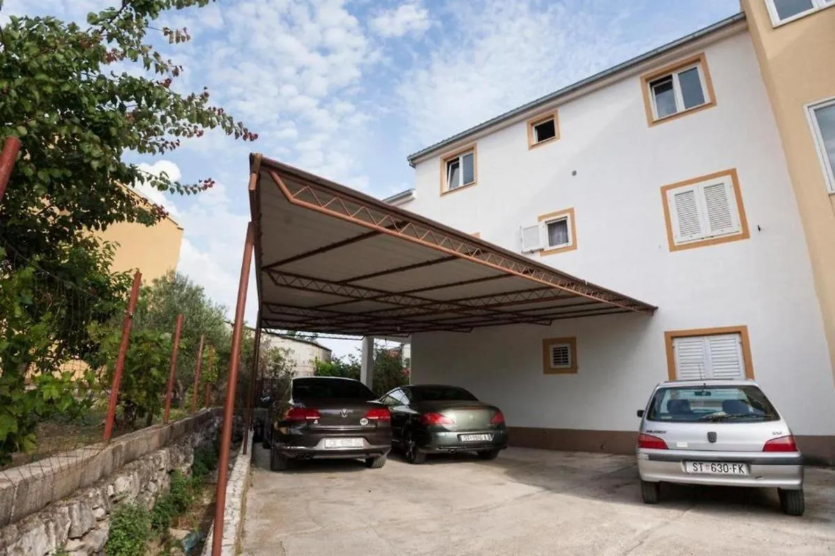 Apartments With A Parking Space Kastel Stafilic, Kastela - 20153