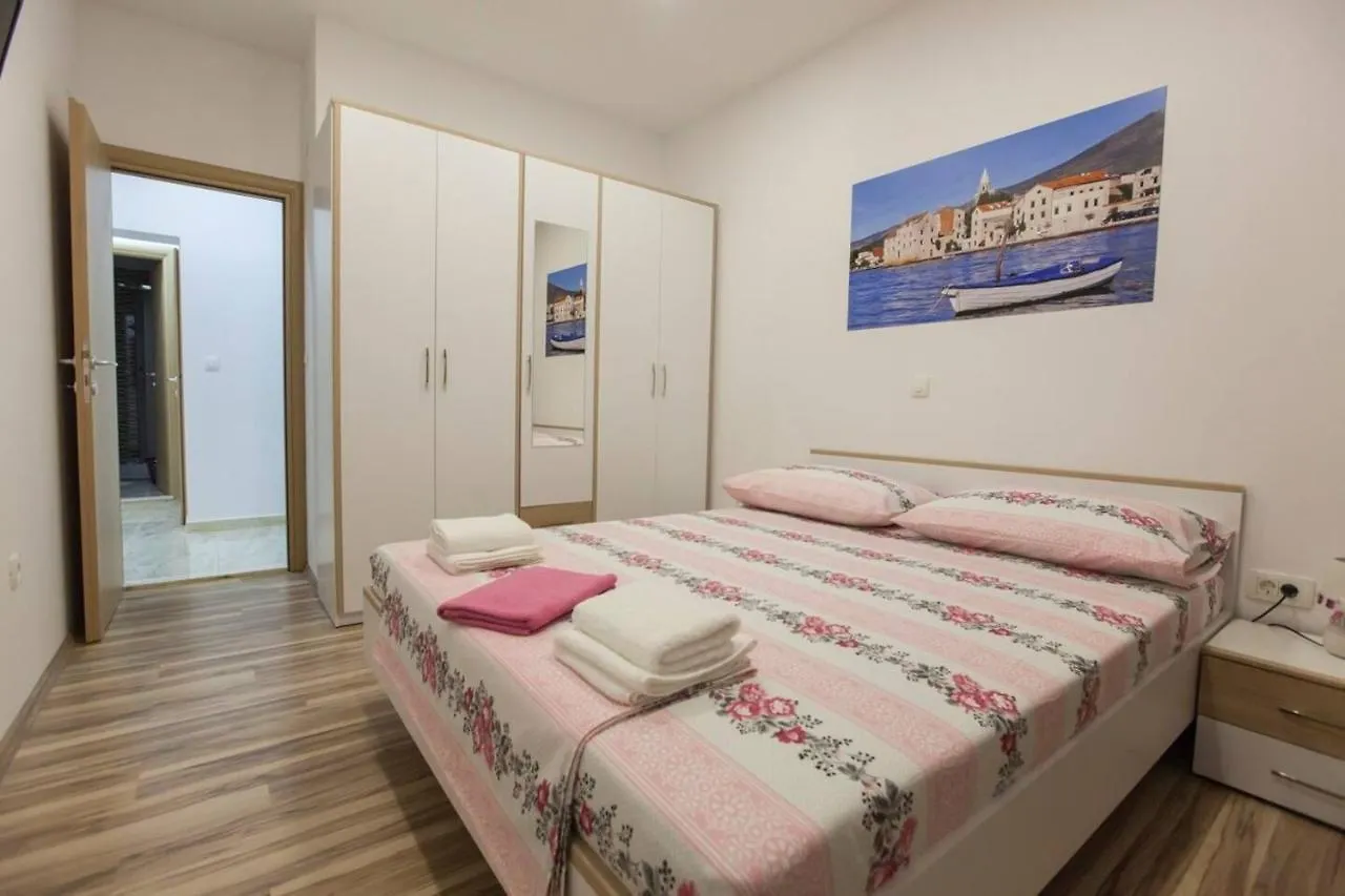 Apartments With A Parking Space Kastel Stafilic, Kastela - 20153